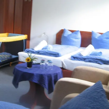 Landpension Strenz - Monteurunterkunft ホテル