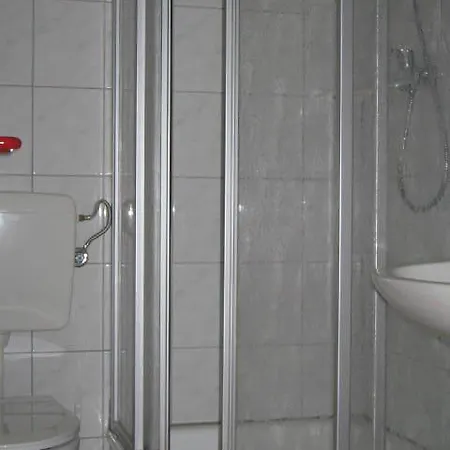 Landpension Strenz - Monteurunterkunft ホテル Lüssow