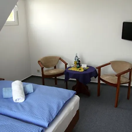 Landpension Strenz - Monteurunterkunft ホテル Lüssow